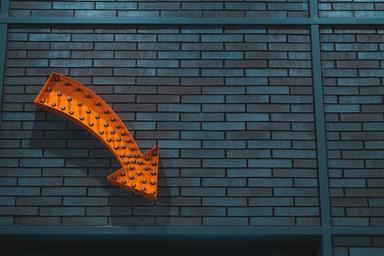 une flèche qui pointe vers le bas