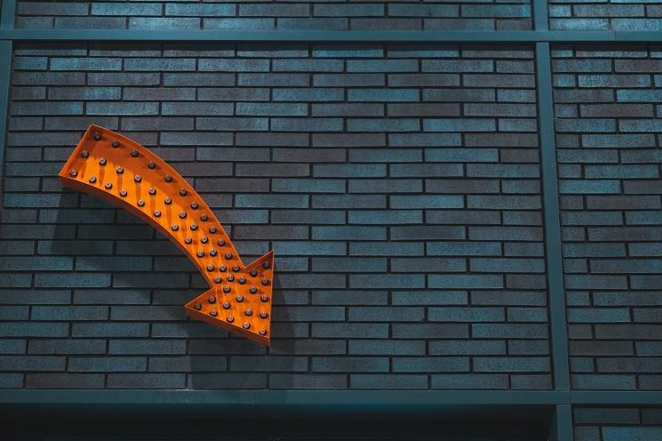 une flèche qui pointe vers le bas