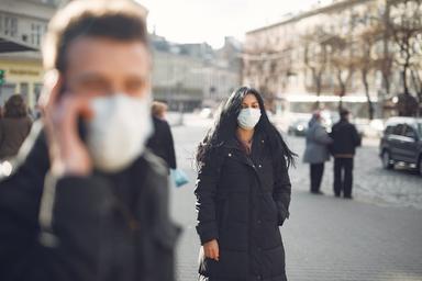 Des personnes portant des masques dans la rue