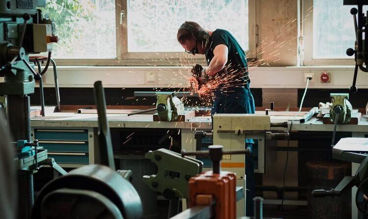 un homme travaille dans une usine