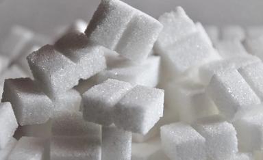 une pile de morceaux de sucre