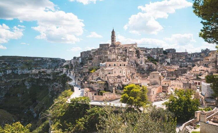 village de matera avec ses maisons en pierre en italie