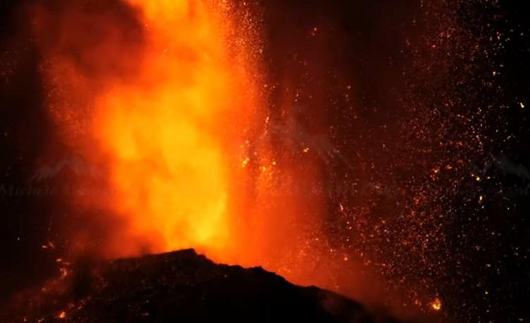 jet de lave de l'éruption du volcan Etna