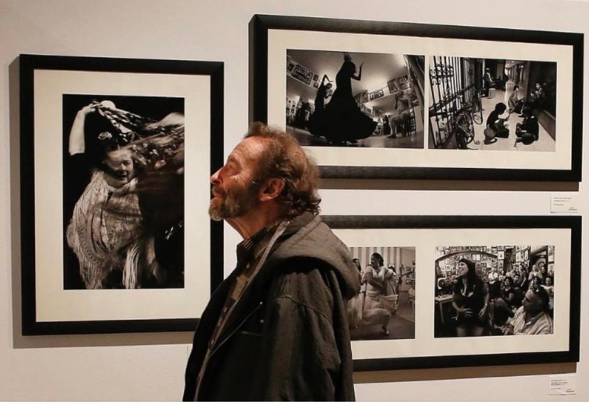René Robert devant ses photos de Flamenco