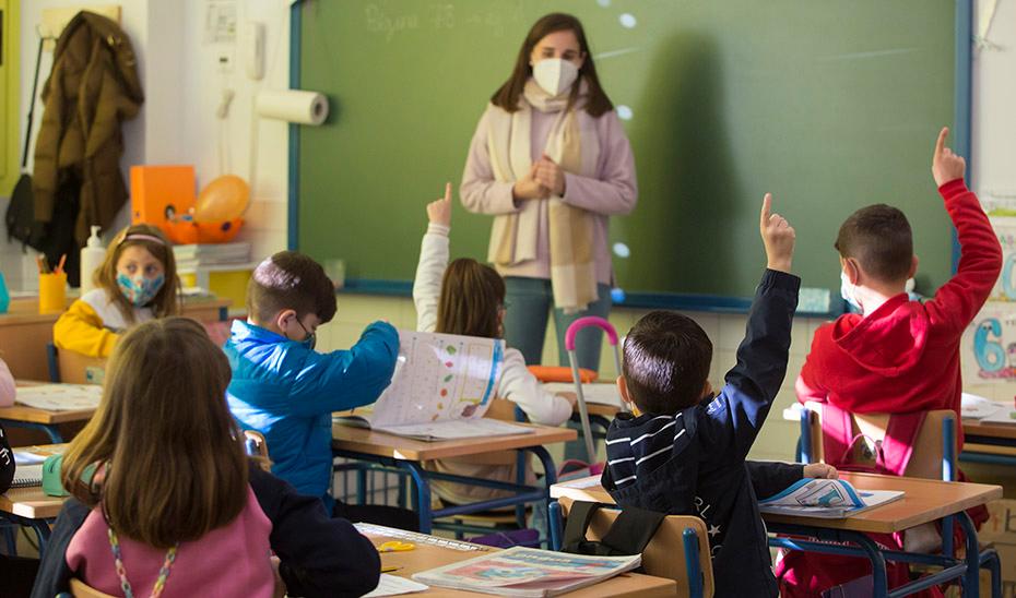 Professeur des écoles devant sa classe