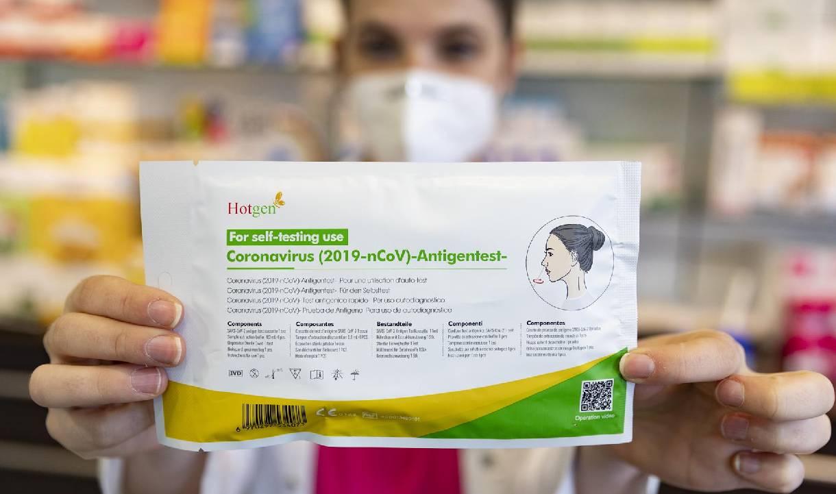 Une infirmière Andalouse avec un test antigénique