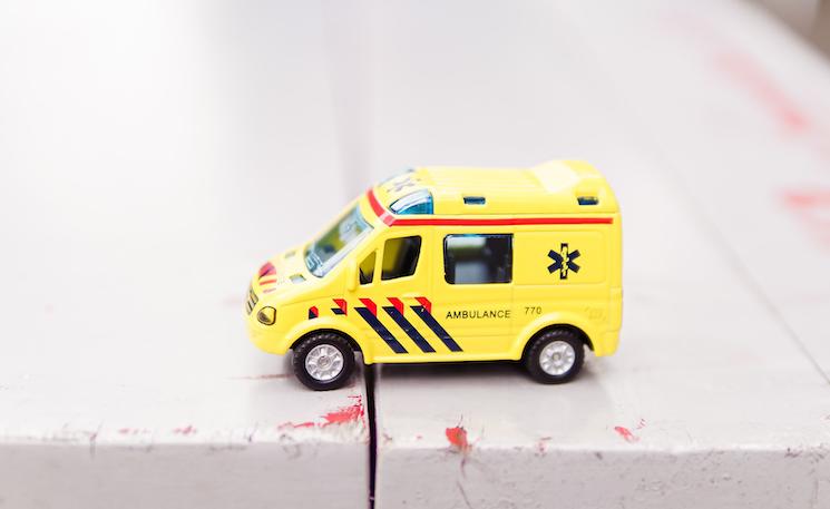 Ambulance miniature jaune photographiée sur un mur à Londres