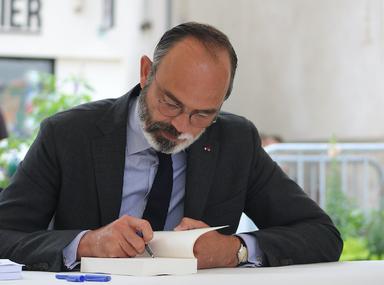 L'ancien premier ministre Edouard Philippe en train de dédicacer son livre