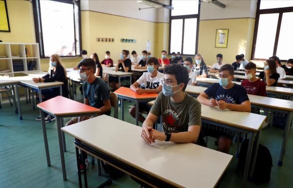 Des élèves dans une salle de classe