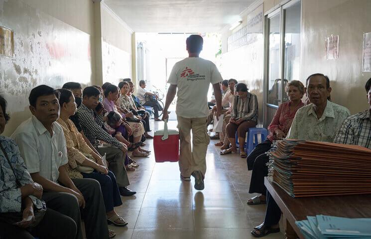 a la clinique MSF de Phnom Penh un soignant emmène des échantillons de sang au laboratoire Todd Brown