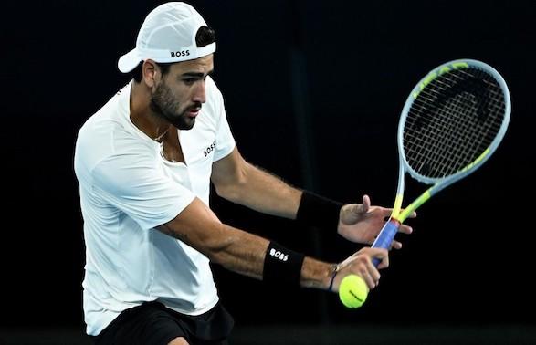 Matteo Berrettini, en pleine préparation de revers slicé, contre Rafael Nadal en demi-finale