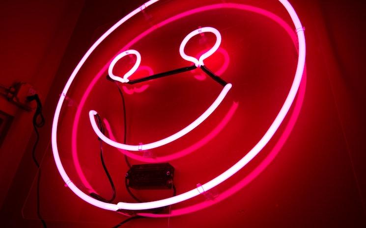 Néon rouge en forme de smiley.jpeg
