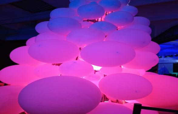 Des ballons violets dans le musée dédié aux ballons à Rome