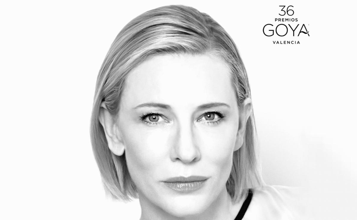 une femme blonde en noir et blanc