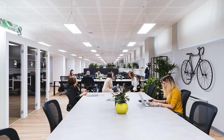 des personnes travaillent dans un bureau de coworking