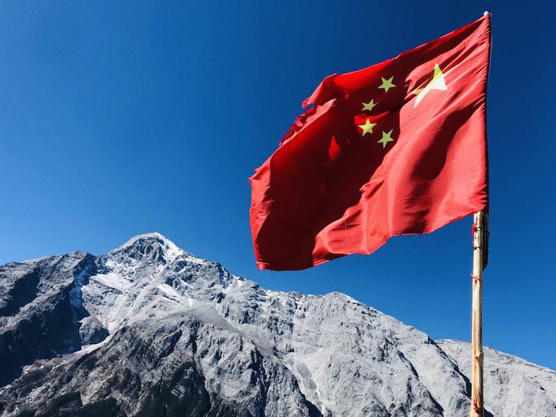Un drapeau chinois face à une montagne