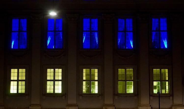 La façade de l'Ambassade de France à Copenhague aux couleurs du drapeau ukrainien