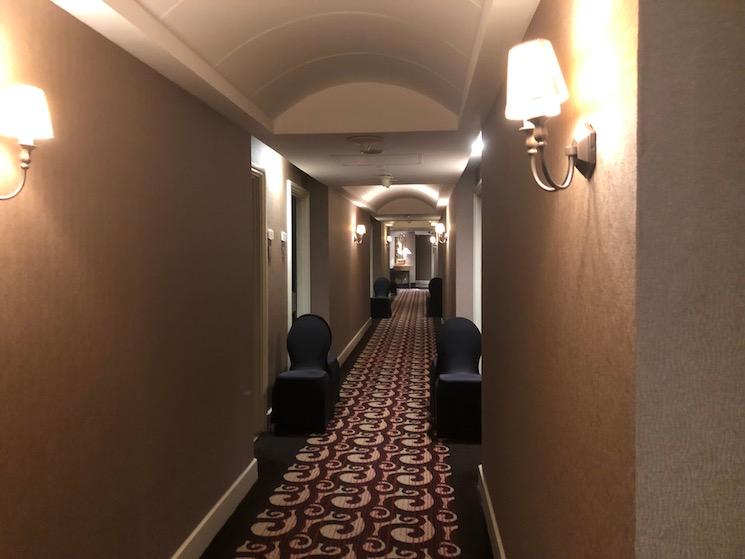 Couloir d'hotel de quarantaine à Jakarta