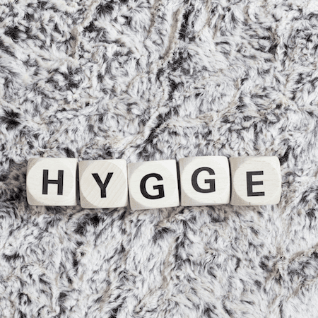 le mot hygge danois sur une couverture cosy