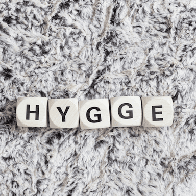 le mot hygge danois sur une couverture cosy