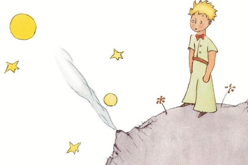 Un enfant aux cheveux blonds sur une planète