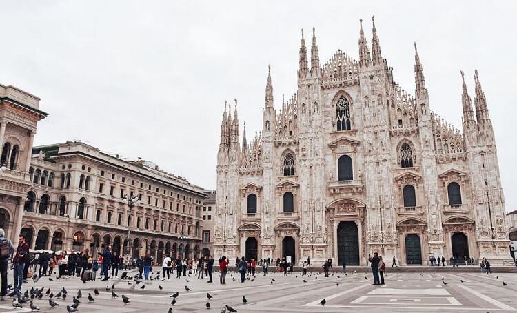 place du DUOMO de Milan avec pigeons et passants