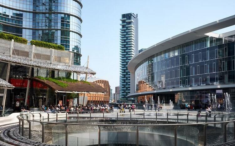 place entourée de gratte ciel