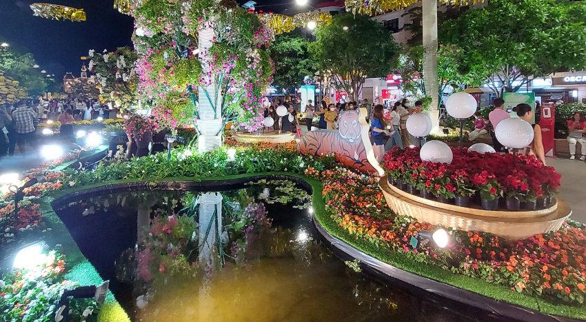Saïgon dans la rue Nguyen Hue avec les décorations et fleurs