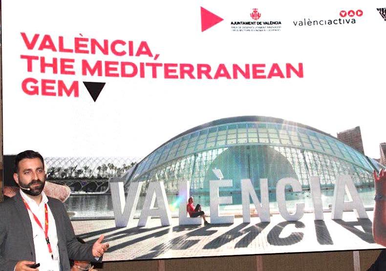 Un homme en train de faire une présentation devant un écran