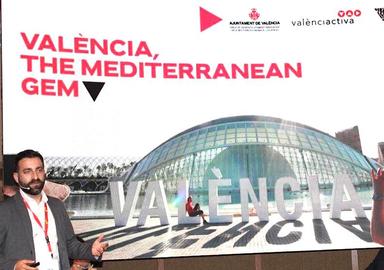 Un homme en train de faire une présentation devant un écran