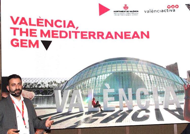 Un homme en train de faire une présentation devant un écran