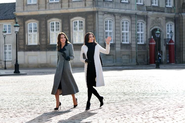 Kate Middleton et Princess Mary de Danemark marchant vers le palais d'Amalienborg à Copenhague