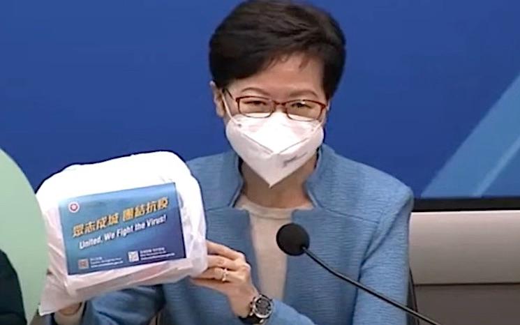 Carrie Lam presentant un kit Covid-19