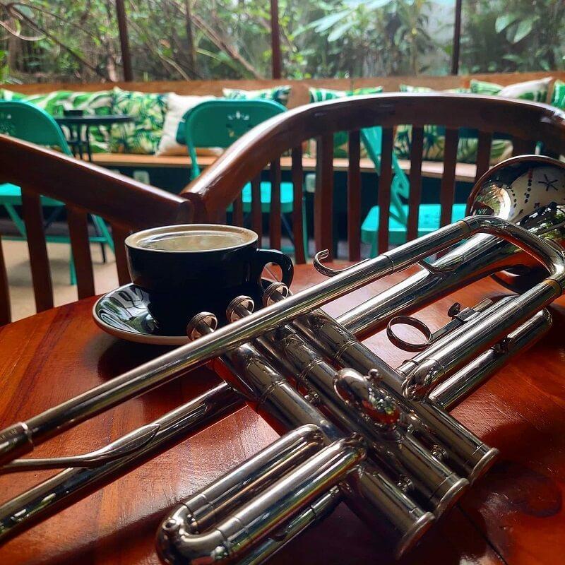 Trompette et tasse de café au FabsterBrew de Kemang