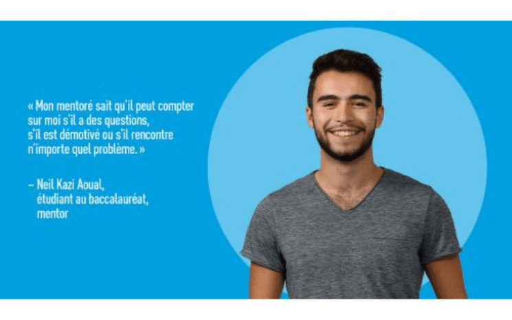 homme qui sourit avec un fond bleu