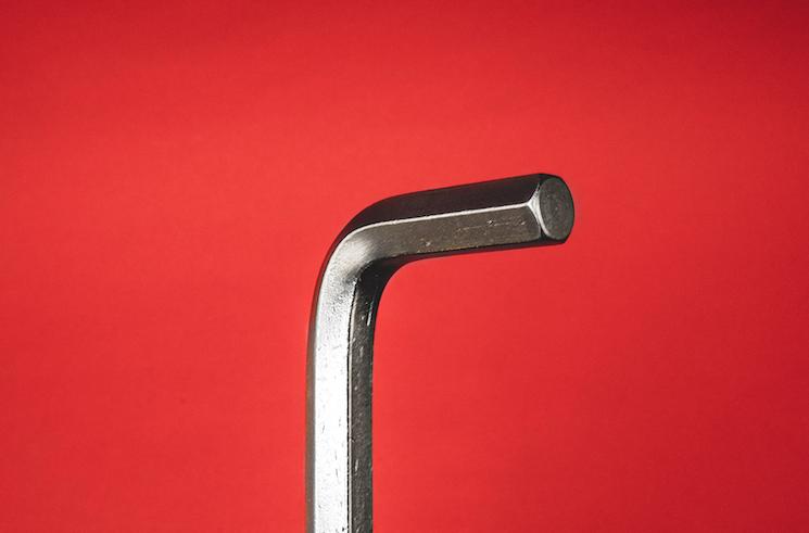 La fameuse clé universelle Ikea couleur aluminium sur fond rouge