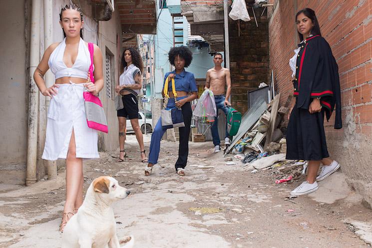 Des mannequins habillés de la nouvelle collection à Paraisópolis