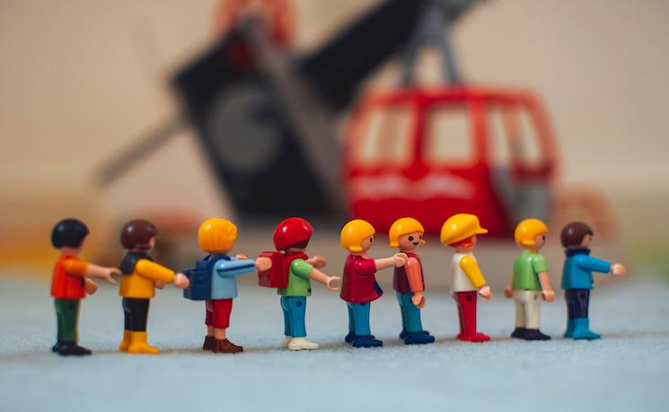 Une ribambelle de playmobil colorés