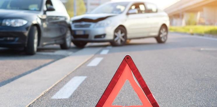 accident de la route et triangle au premier plan