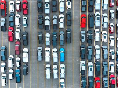 Des voitures roulent au ralenti sur la route