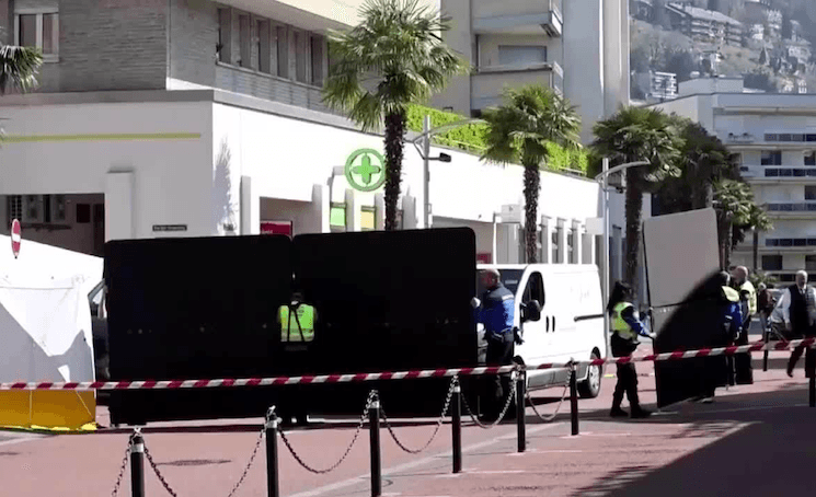 Les secours en train d'intervenir en bas de l'immeuble d'où une famille française a chuté de 7 mètres