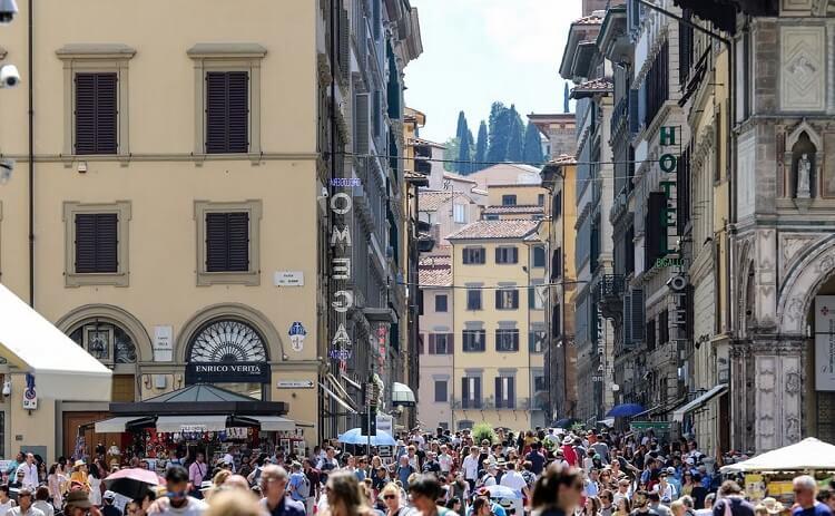 foule dans la rue de Florence
