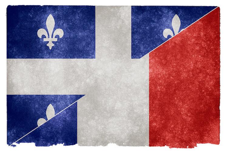 Un drapeau français et un drapeau québécois