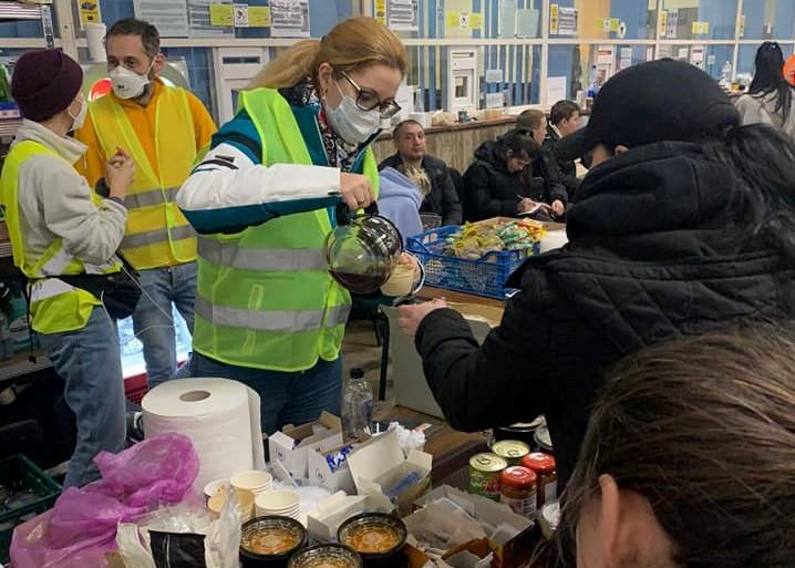 les Roumains viennent en aide aux réfugiés ukrainiens
