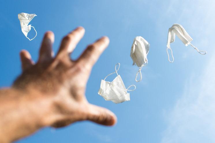 une personne lance des masques de protection, désormais plus obligatoires dans les espaces clos à Rio de Janeiro / Vincent Bosson