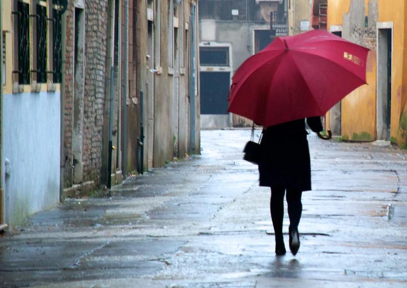 une femme avec un parapluie rouge