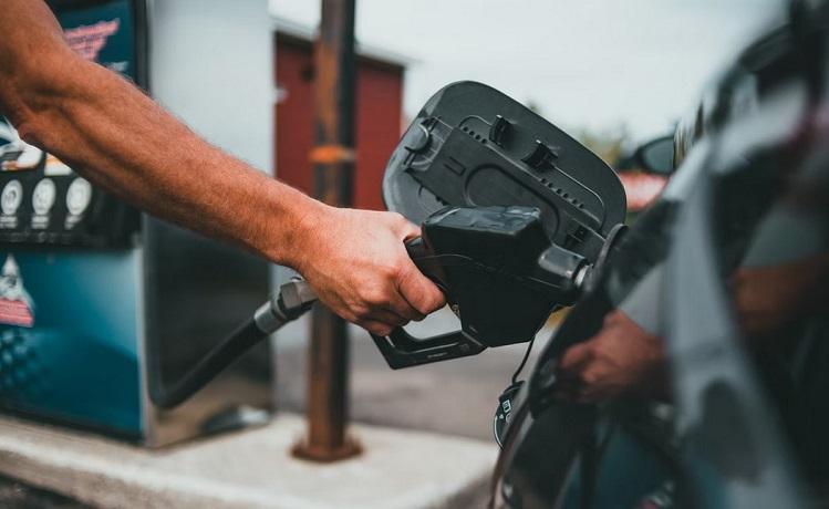 mettre essence dans réservoir voiture