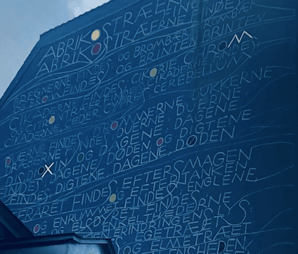 Un mural avec les vers de la poétesse danoise Inger Christensen.