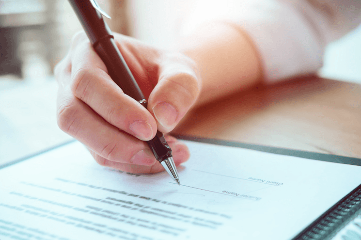 Une personne signant une pétition