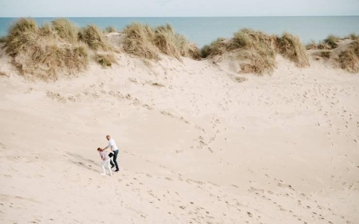 couple marchant sur la plage en Irlande